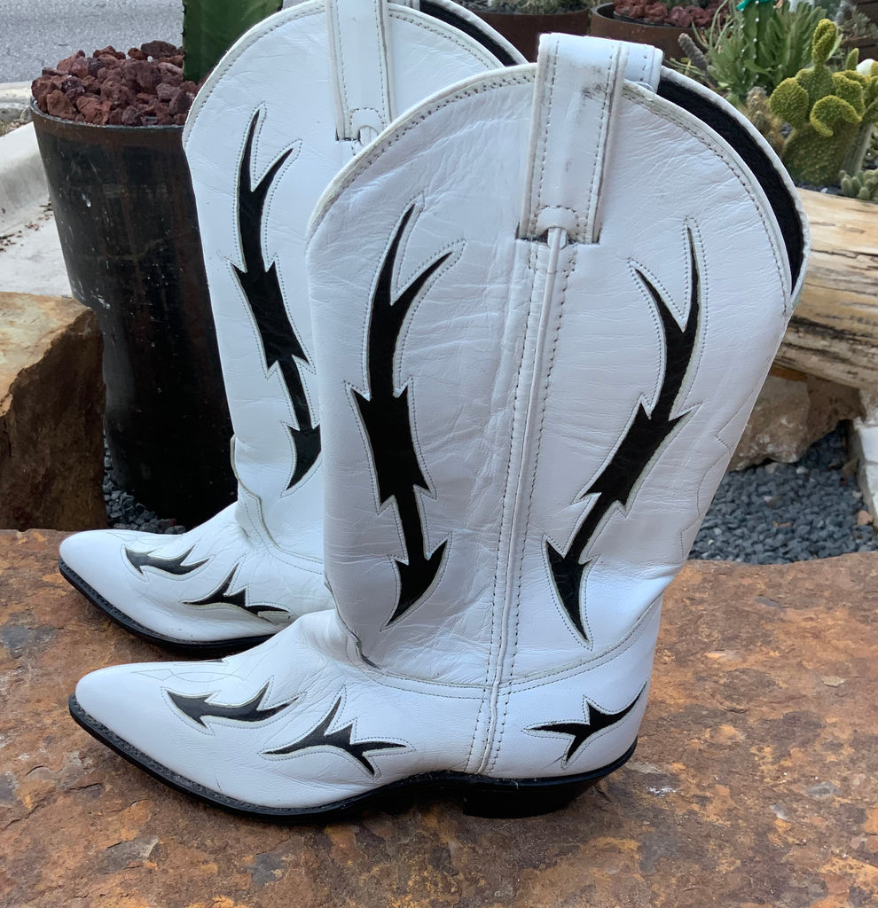 Vintage White Boots with Black Arrows 8M Vintage White Boots with Black Arrows 8M