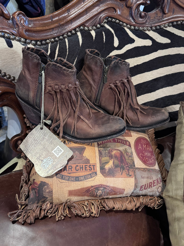 NWT BOOTIES DISTRESSED VEGAS 7.5