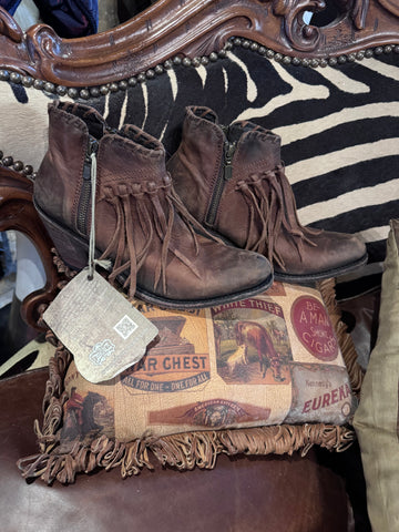 NWT BOOTIES DISTRESSED VEGAS 7.5