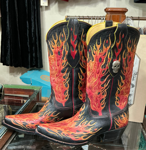 NWT SUPER RARE FIRE FLAMES INLAY BOOTS 9.5D